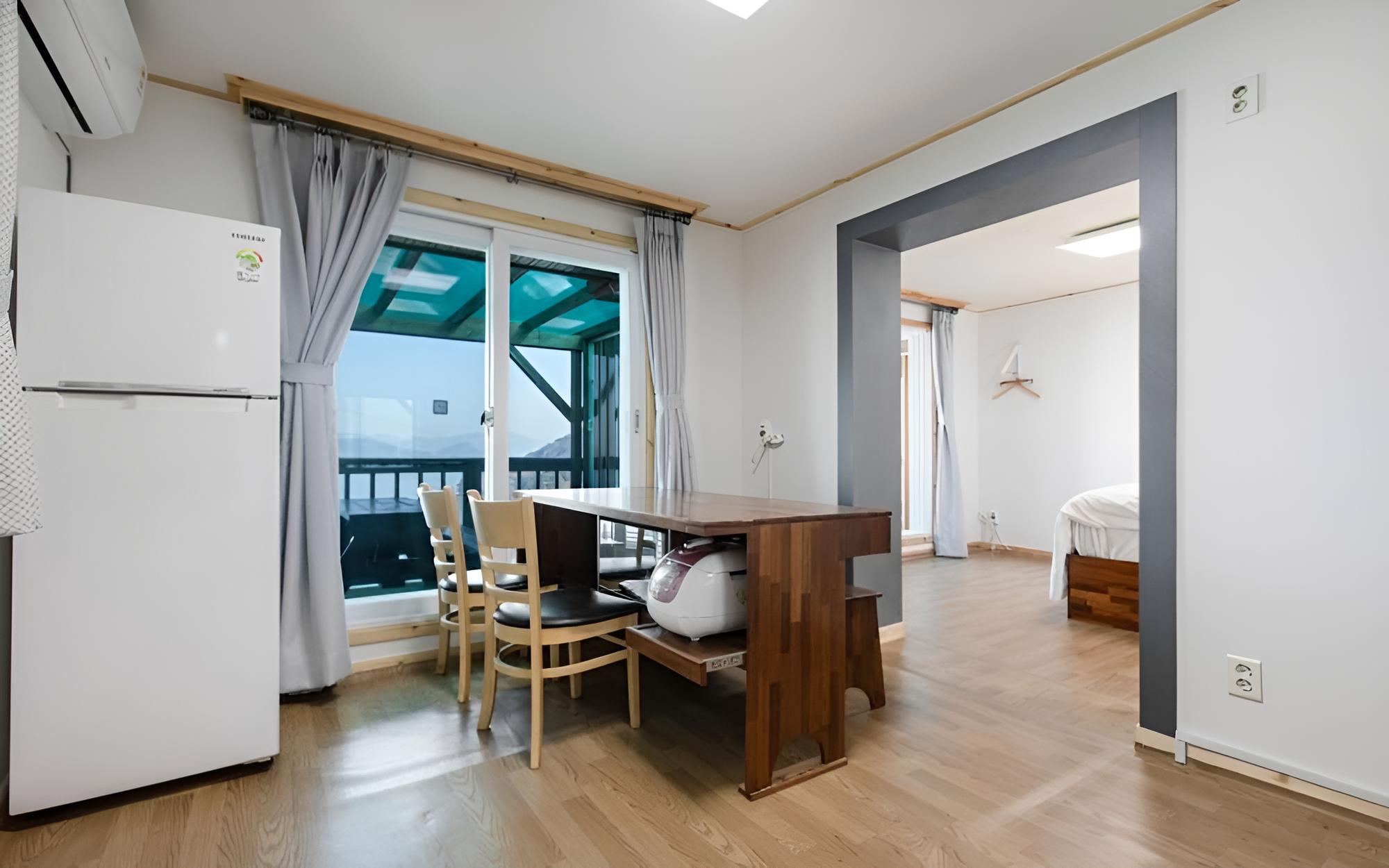 Room (Room 302) - Photo 10