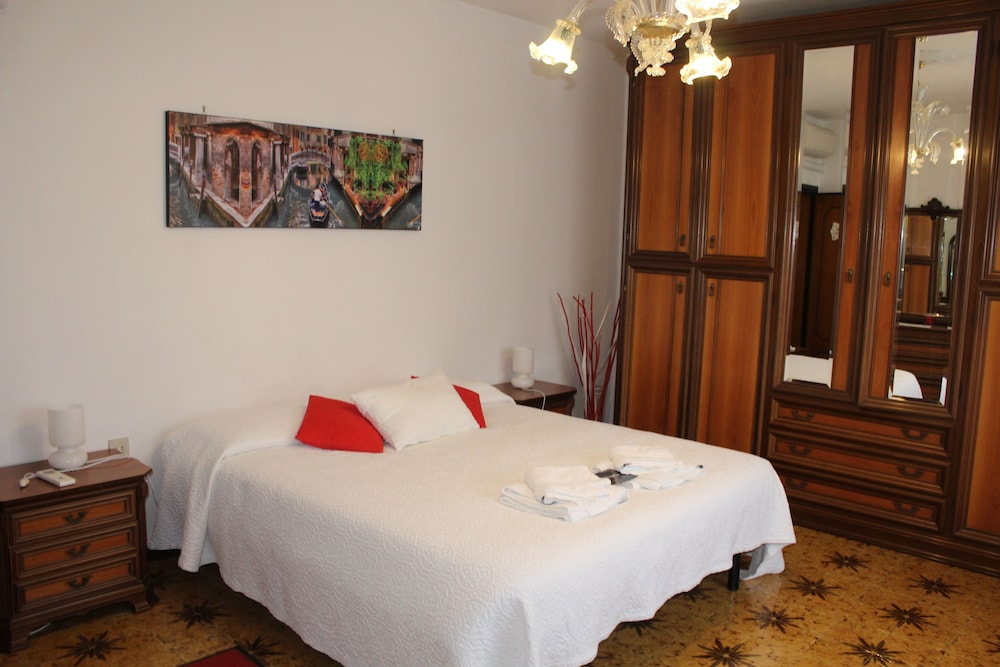 Basic Double Room, Shared Bathroom photo 3