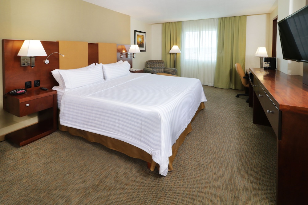Standard Room, 1 King Bed, Accessible photo 3