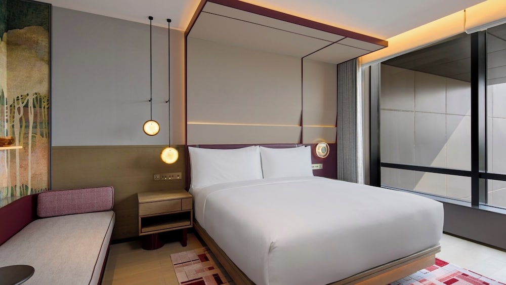 KING SUITE WITH SOFABED