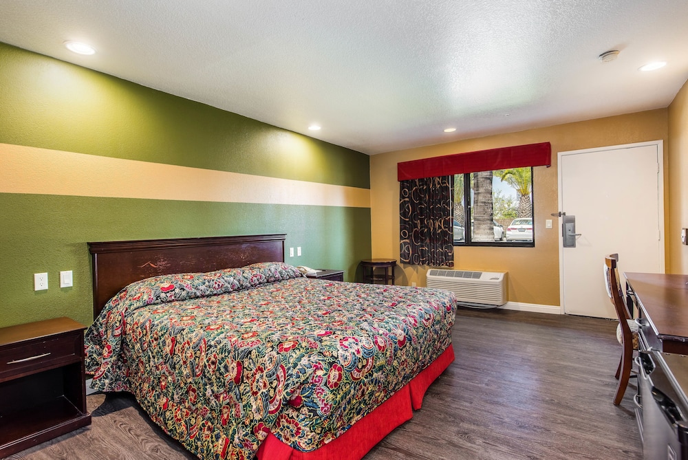 Standard Room, 1 King Bed photo 3
