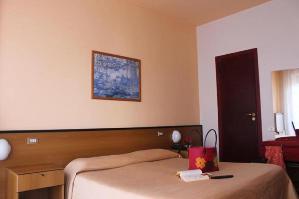 Double or Twin Room - Photo 3
