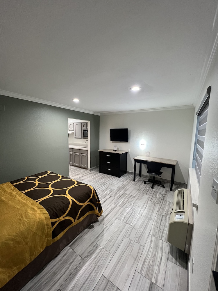 Suite (1 King and 1 Queen bed) - Photo 13
