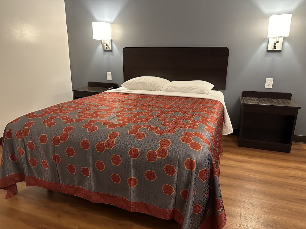 Business Room, 1 Queen Bed, Non Smoking, Refrigerator & Microwave photo 2