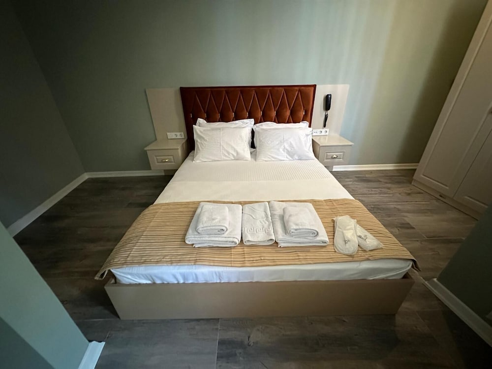 City Room photo 3
