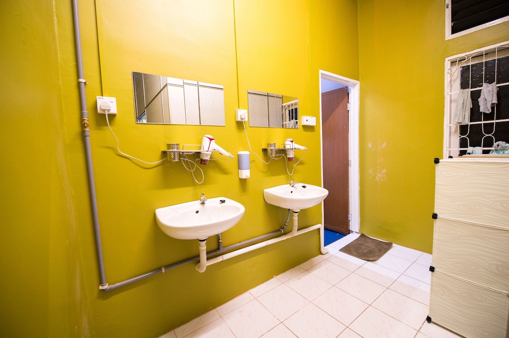 Basic Quadruple Room, Shared Bathroom photo 2