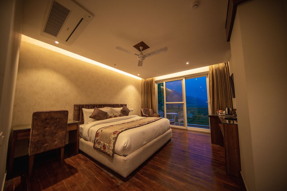Premium Room with Private Balcony - Photo 13