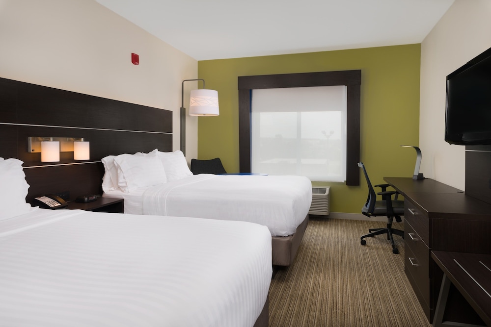 Standard Room, 2 Queen Beds - Photo 3