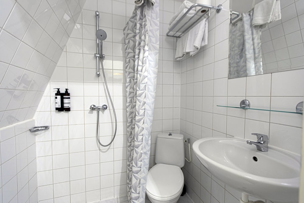 Economy Room, 2 Twin Beds, Private Bathroom photo 3