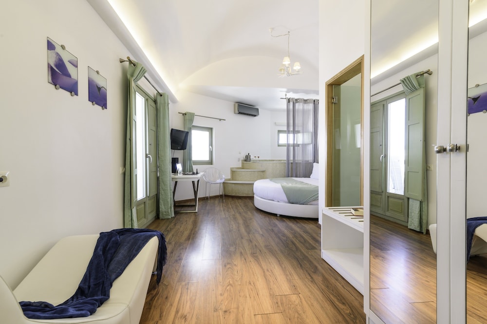 Honeymoon Suite, Jetted Tub - Photo 4