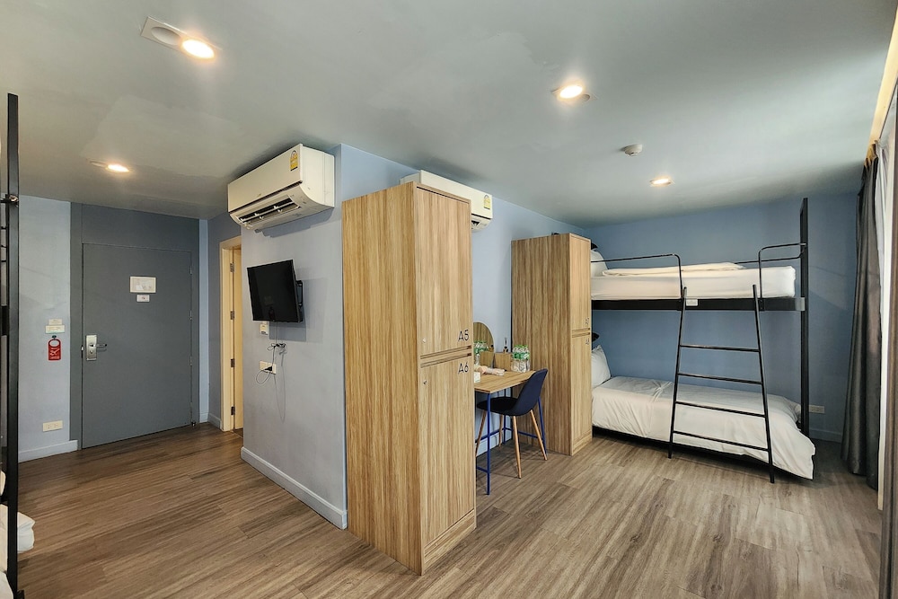 Family Room with 8 bed with Private Bath photo 3