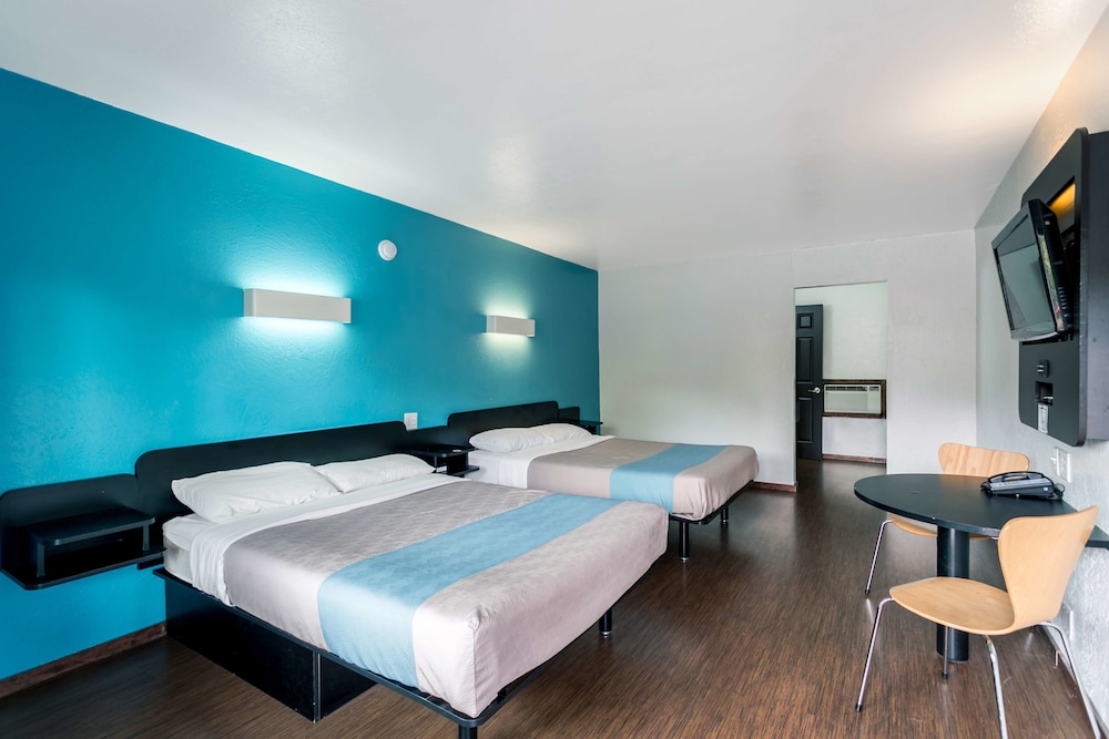 Deluxe Room, 2 Queen Beds, Non Smoking, Kitchenette photo 2