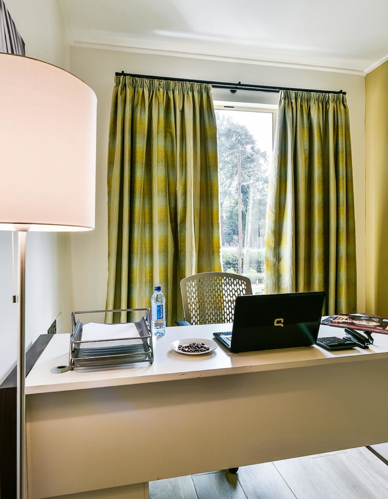 Standard Apartment, 1 Queen Bed, Non Smoking, Kitchen (Living Room) photo 2