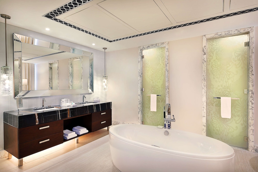 Suite, 1 King Bed (Chairman)