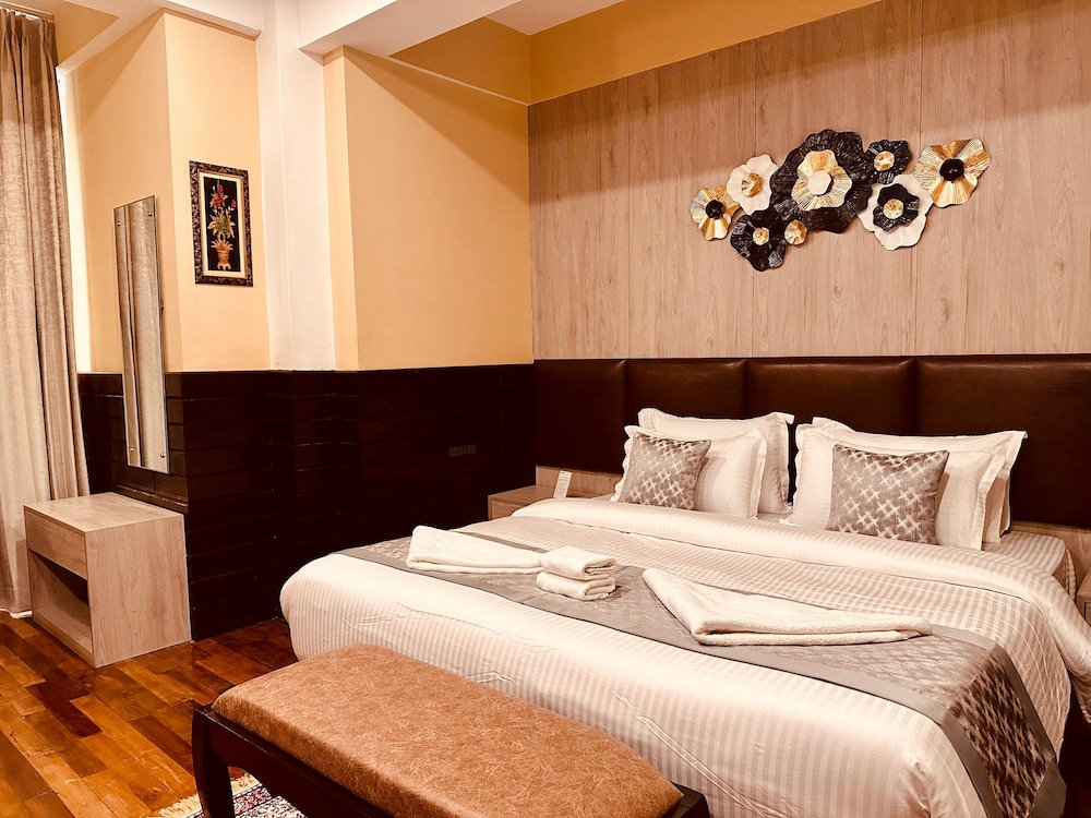 Deluxe Room, 1 King Bed, Non Smoking, Garden View photo 3