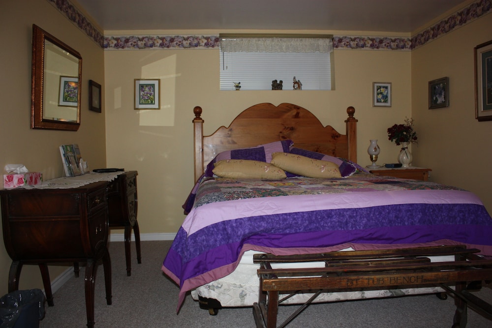The Yellow Mellow Room, Ensuite Bathroom With Kitchenette photo 1