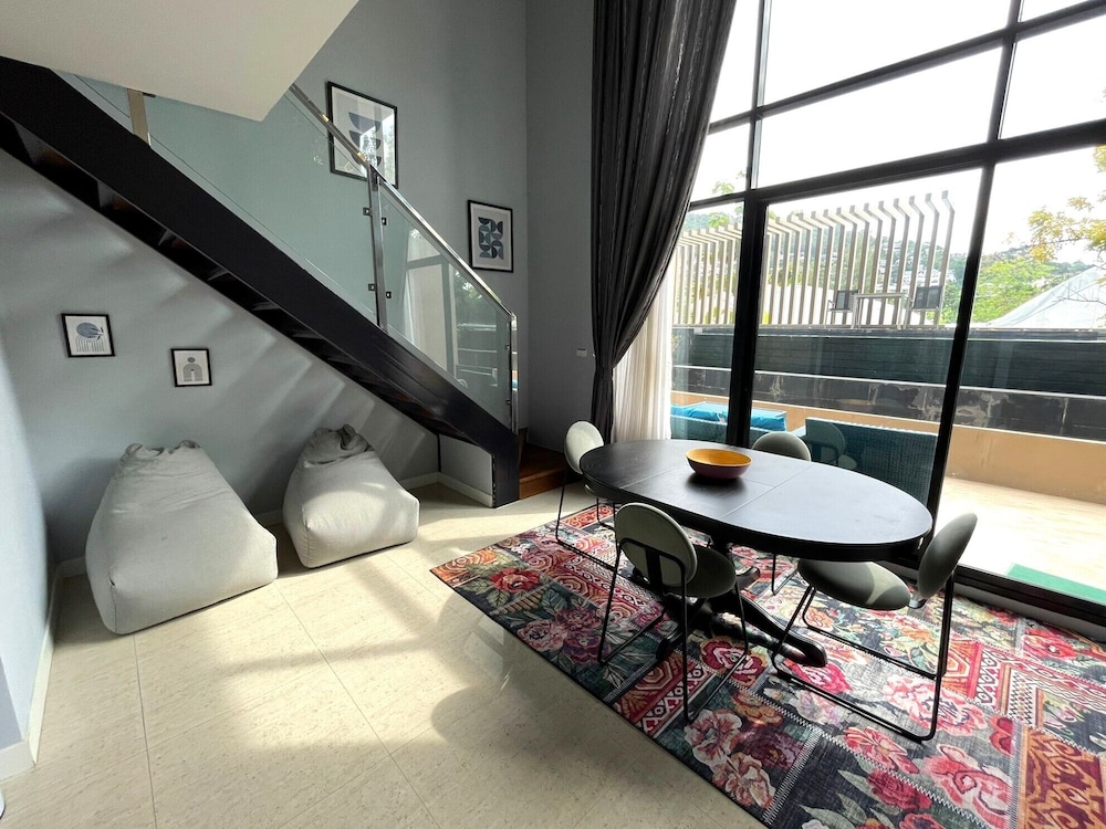 Luxury Loft, 2 Bedrooms, Kitchen, Pool Access