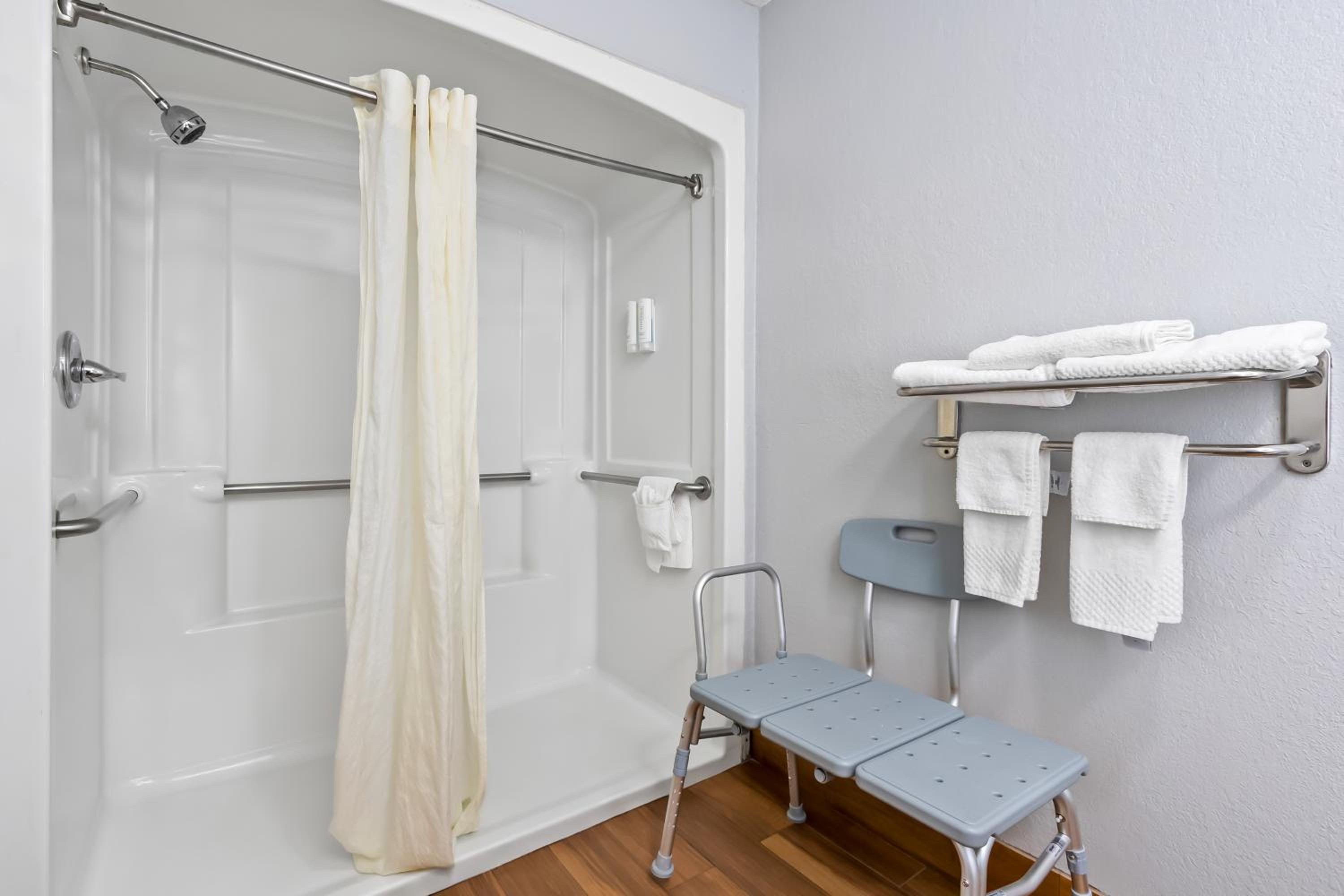 King Room - Accessible/Smoking - Photo 4