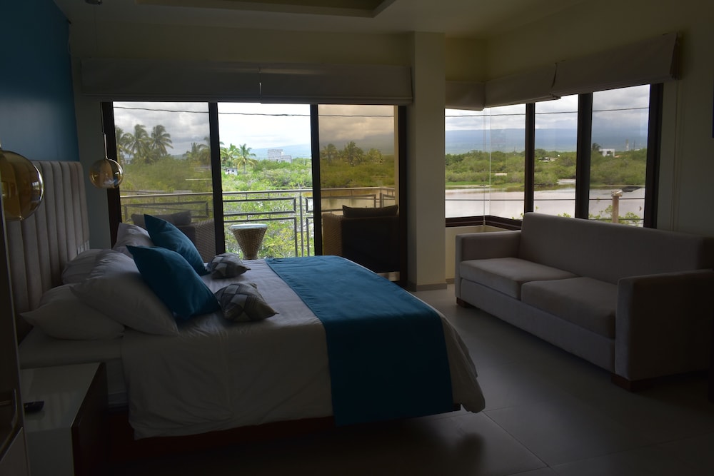 Superior Room, 1 King Bed, Lake View photo 2