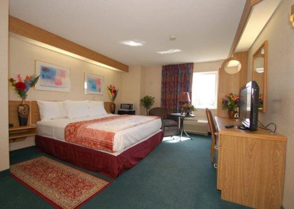 Standard Room, 1 King Bed, Non Smoking - Photo 2