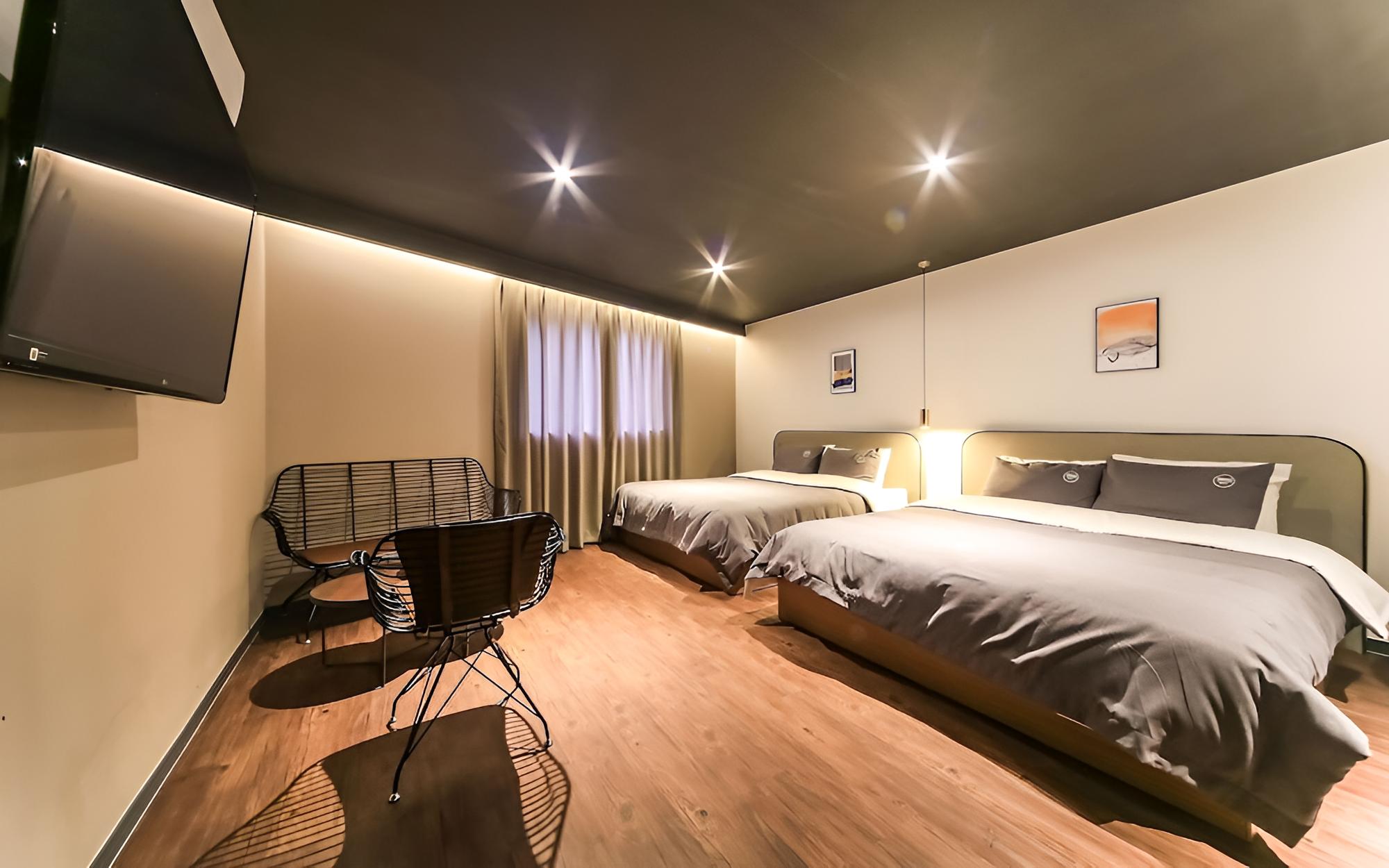 Room (VIP Twin (Free Netflix Watching (Bath) - Photo 2