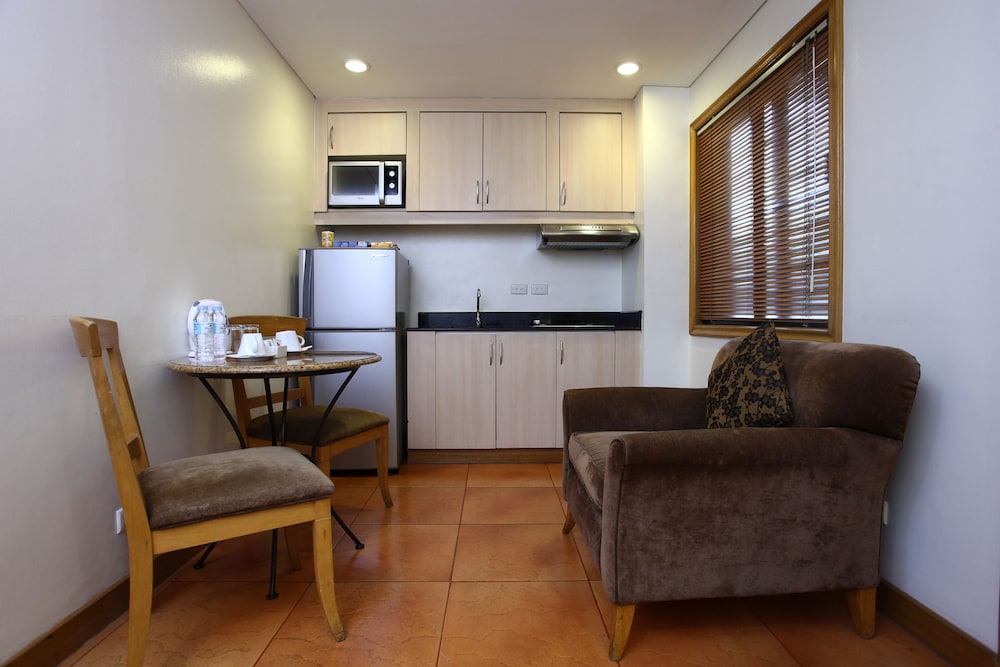 Family Room with Kitchenette - 2 Beds - Photo 7