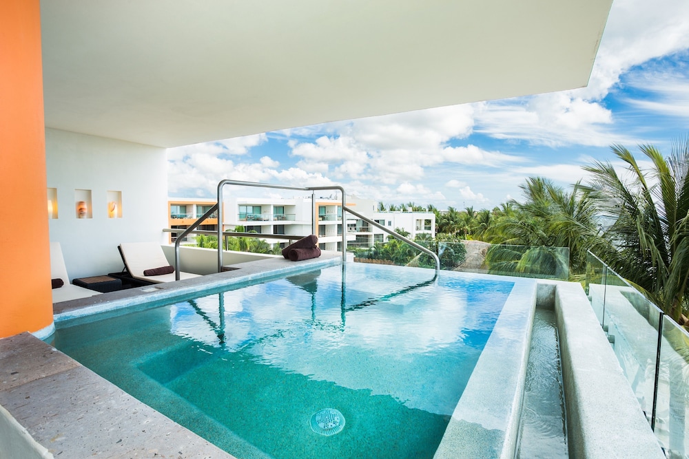 Preferred Club Junior Suite Ocean Front Plunge Pool King