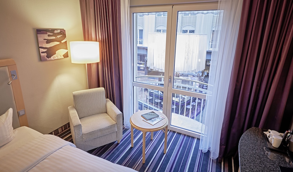 Standard Room (Atrium View) thumbnail 6