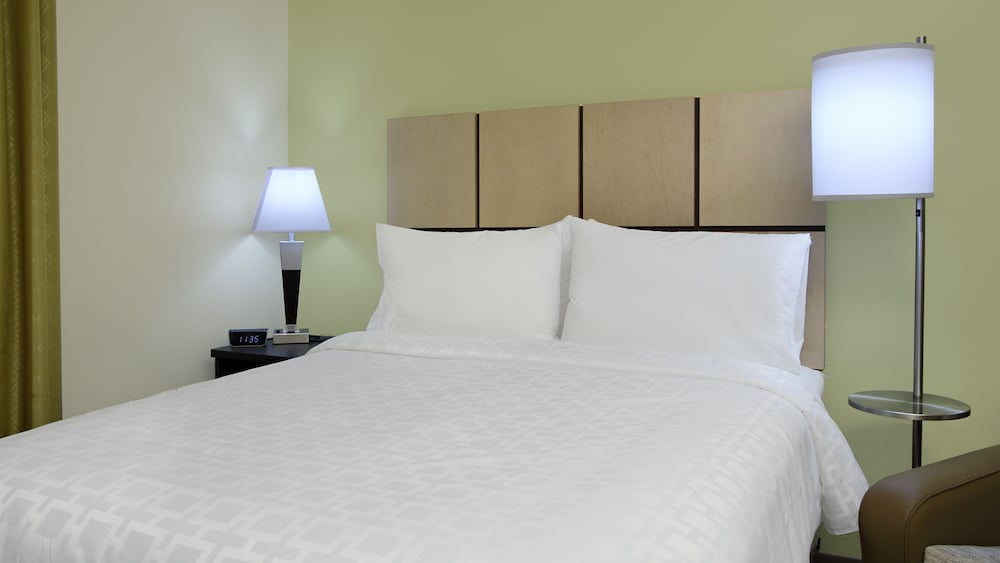 Studio Suite, 1 King Bed, Roll-in Shower (Comms Accessible. Roll-In Shower) photo 3