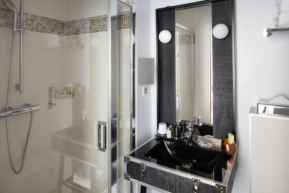 Standard Twin room - Complimentary soft minibar, Chromecast - Snacks, digital press, fitness access photo 3