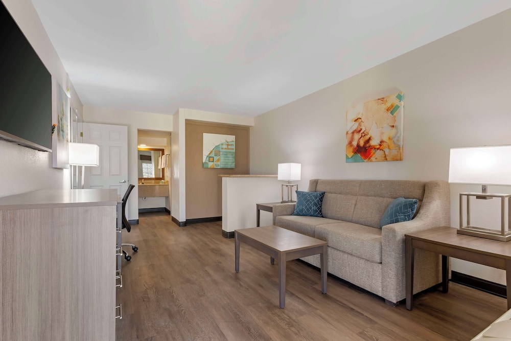 Suite, 1 Queen Bed, Non Smoking, Refrigerator & Microwave (Separate Living Room;with Sofabed) photo 2