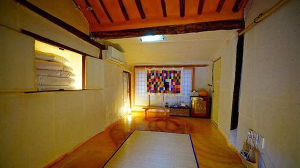Room (2) photo 1