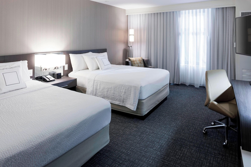 Room, 2 Queen Beds (Mobility/Hearing Access, Roll-In Shwr) photo 2