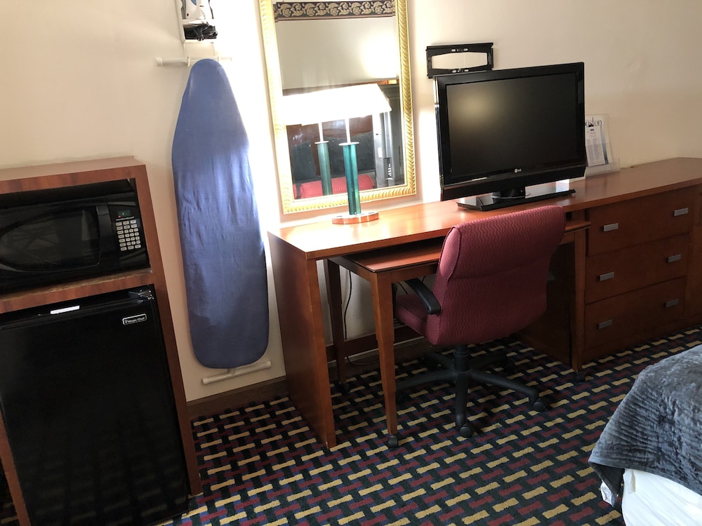 1 King Bed, Mobility Accessible Room, Bathtub w/ Grab Bars, Non-Smoking - Photo 3