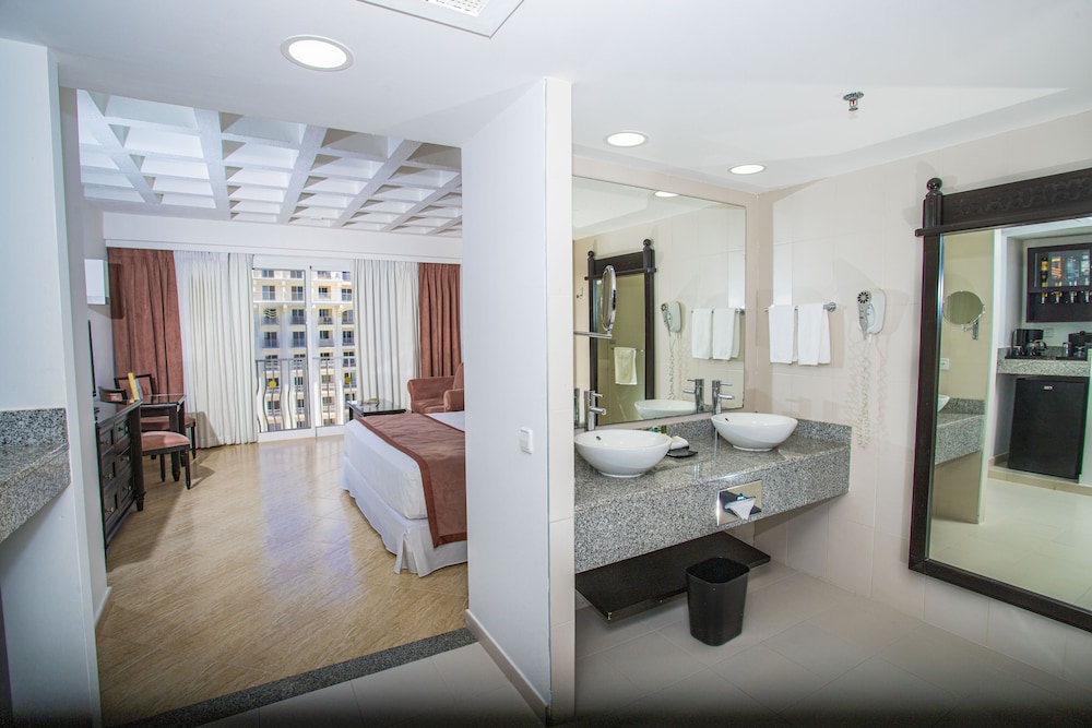 Standard Double Room, Connecting Rooms (l)