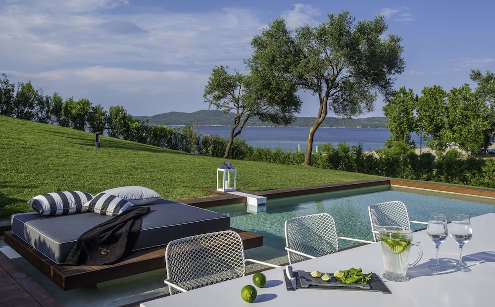 Presidential Villa with Private Pool & Garden photo 2