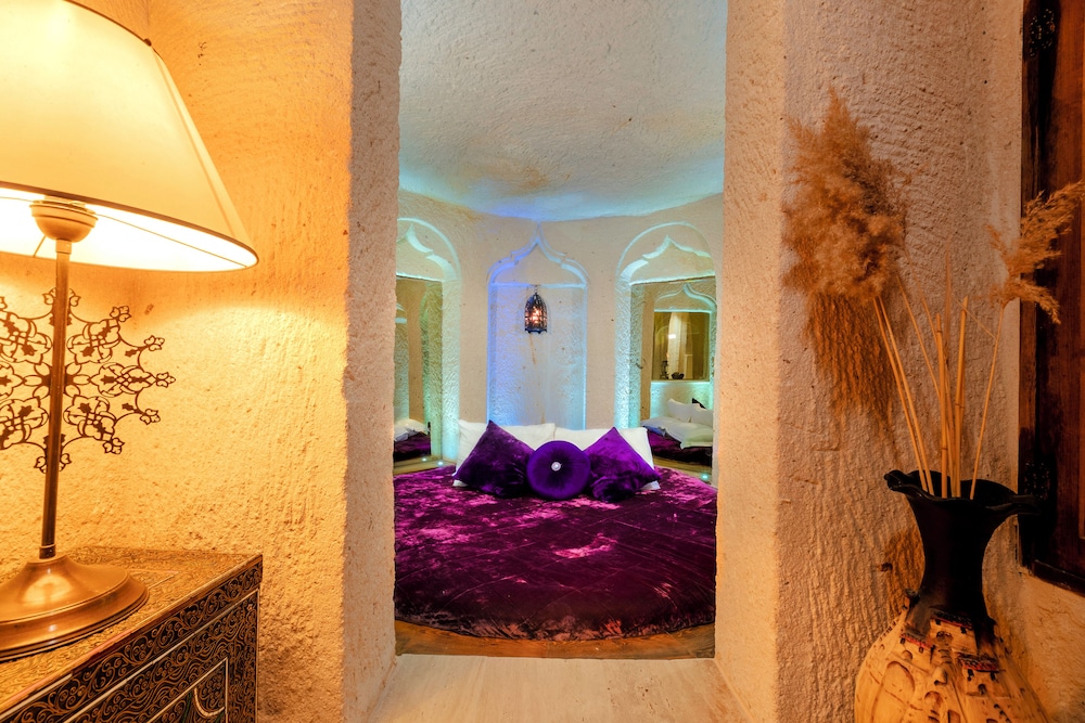 Queen Cave Suite with Stone Bathtub - Photo 24