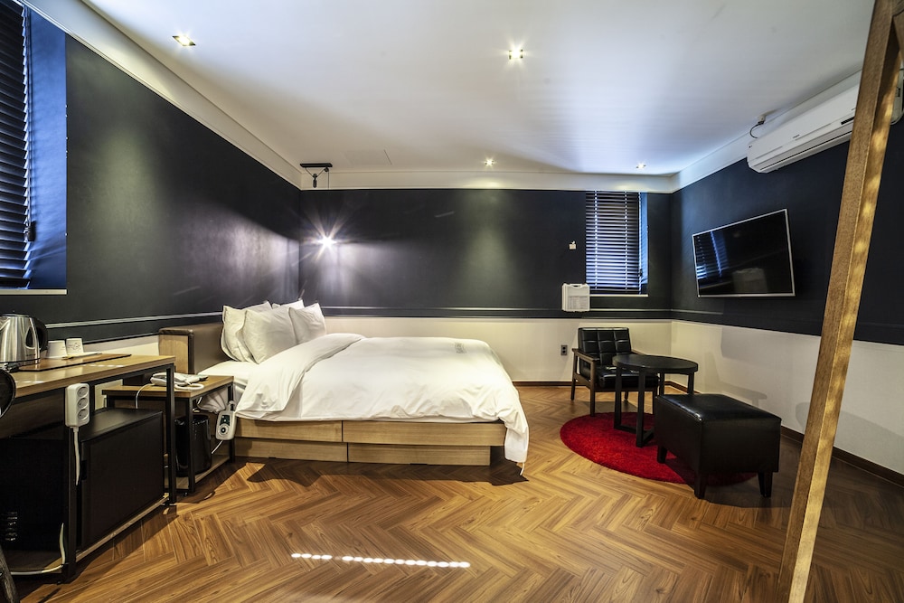 Deluxe Room, 1 Bedroom (Styler, Mac morning set Included) photo 3