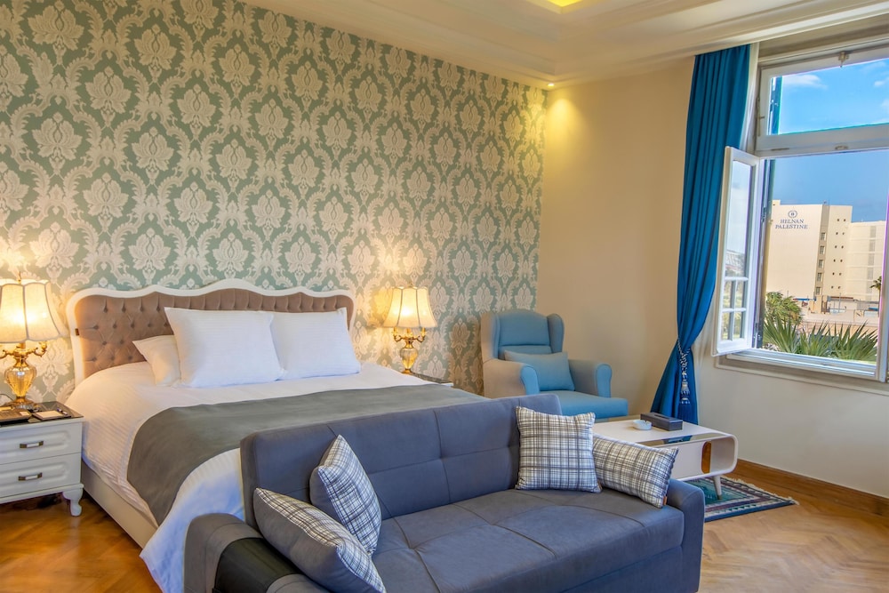 Queen Suite - Photo 1