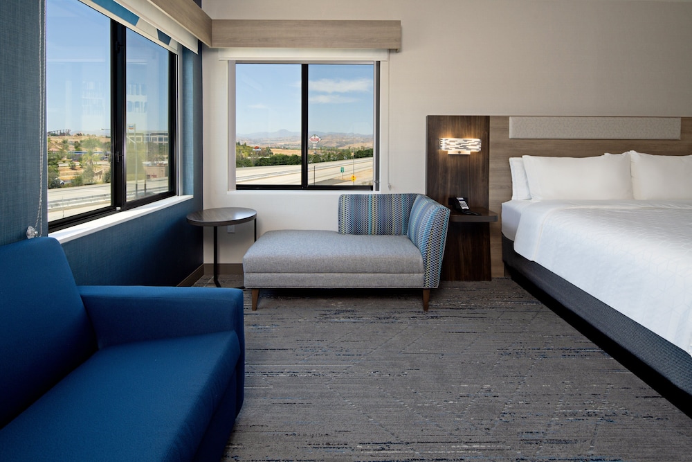 Suite, 1 King Bed - Photo 2