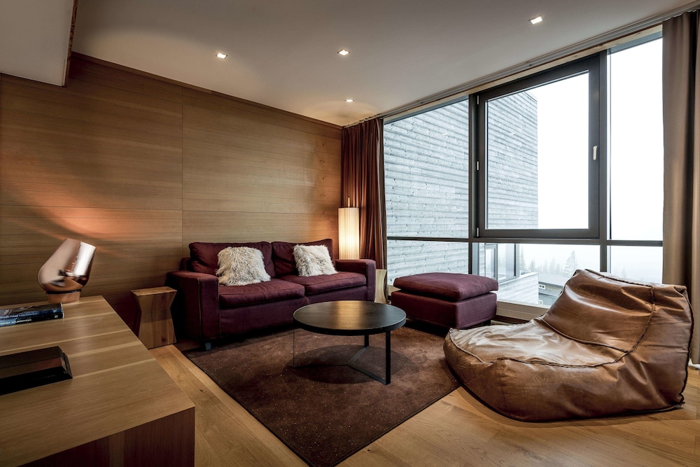 Suite (ZINC) photo 1