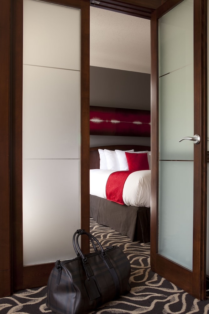 Suite, 1 King Bed With Sofa Bed, Courtyard View (Deluxe King Suite) photo 2