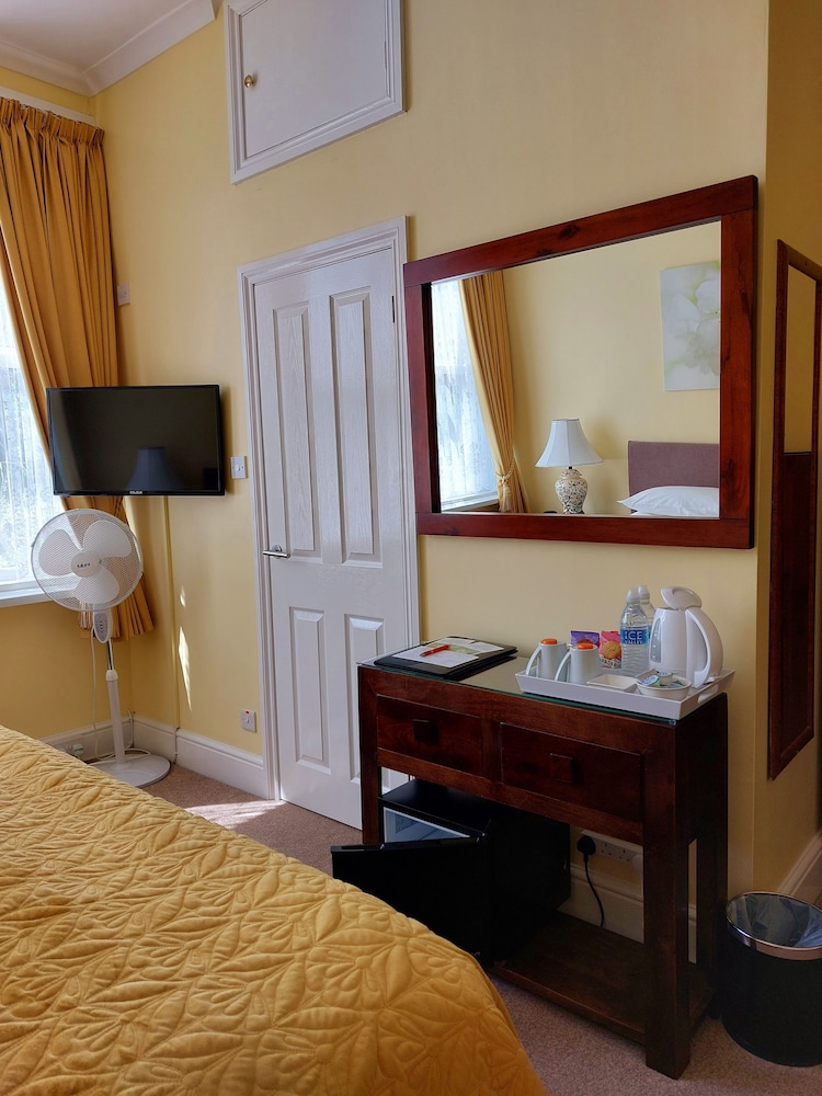 Superior Double or Twin Room, Ground Floor (Broadsands) photo 2