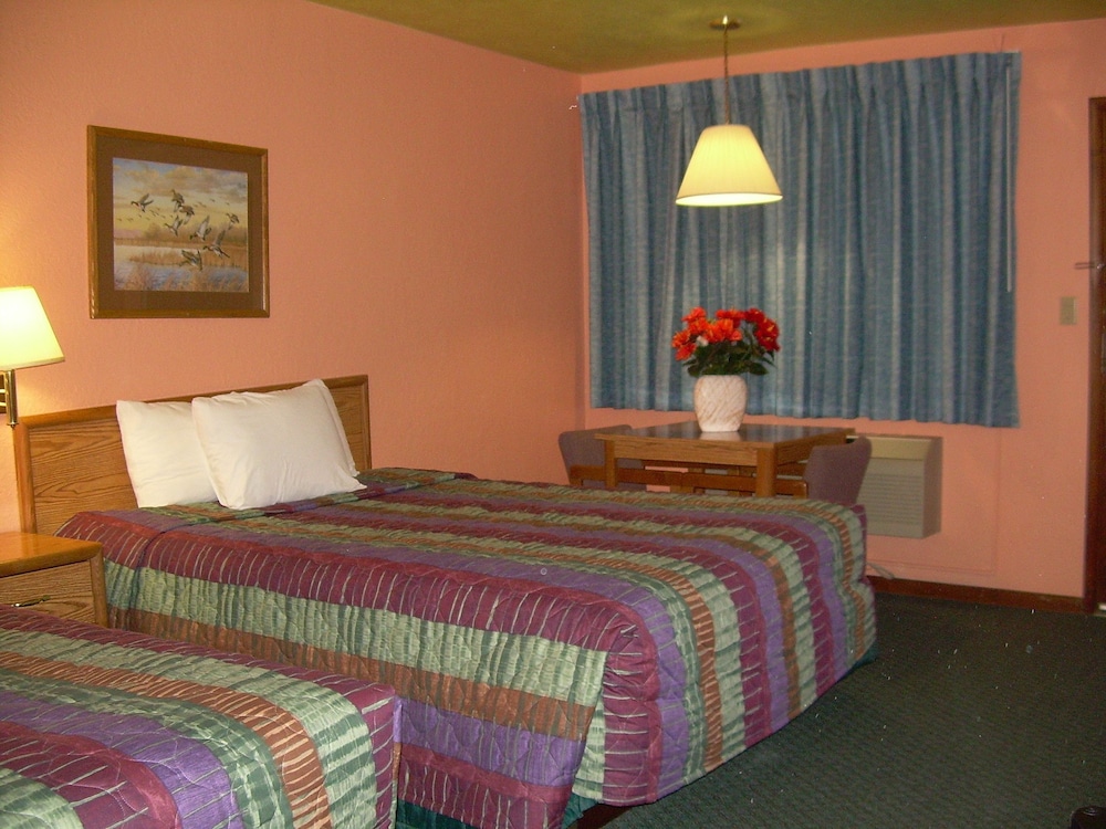 Basic Room, 2 Queen Beds, Private Bathroom photo 1
