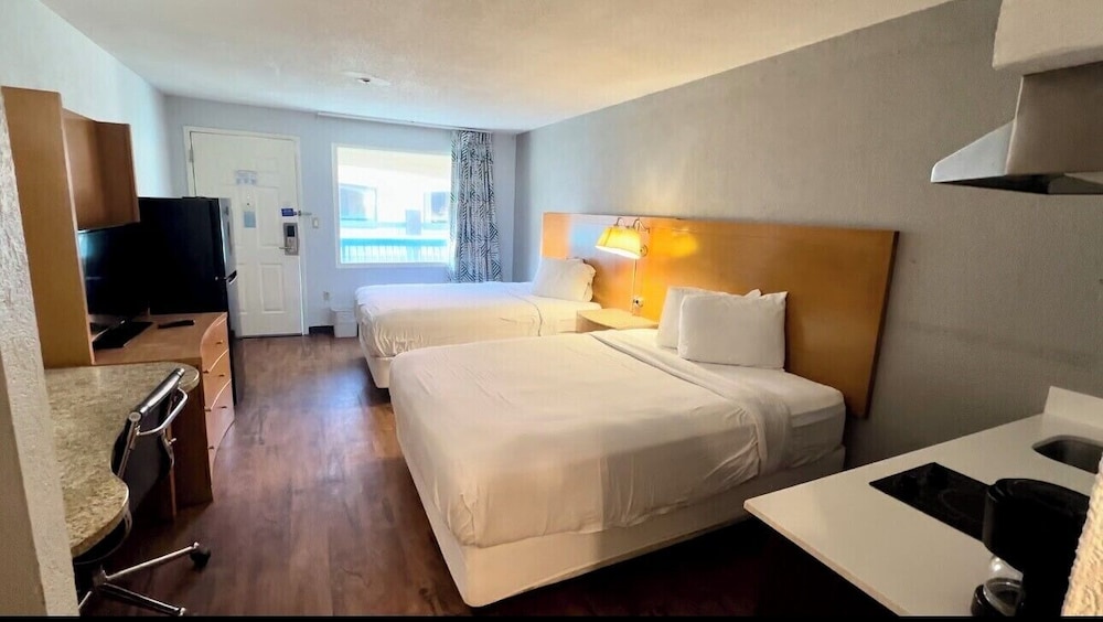 Standard Room, 2 Queen Beds, Non Smoking, Refrigerator & Microwave - Photo 2