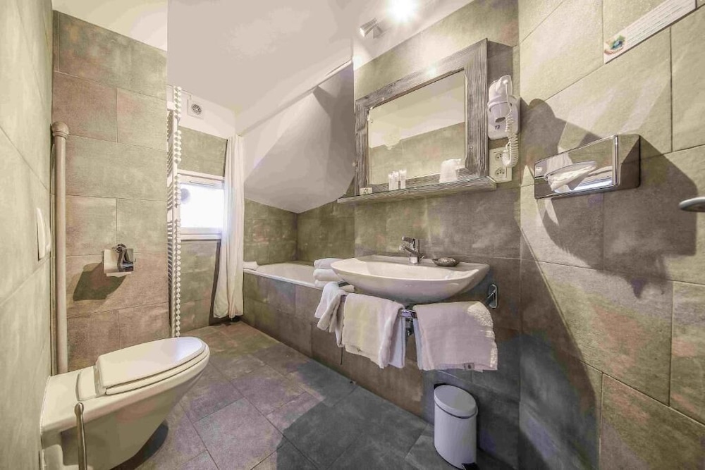 Family Quadruple Room, Non Smoking, Mountain View photo 3