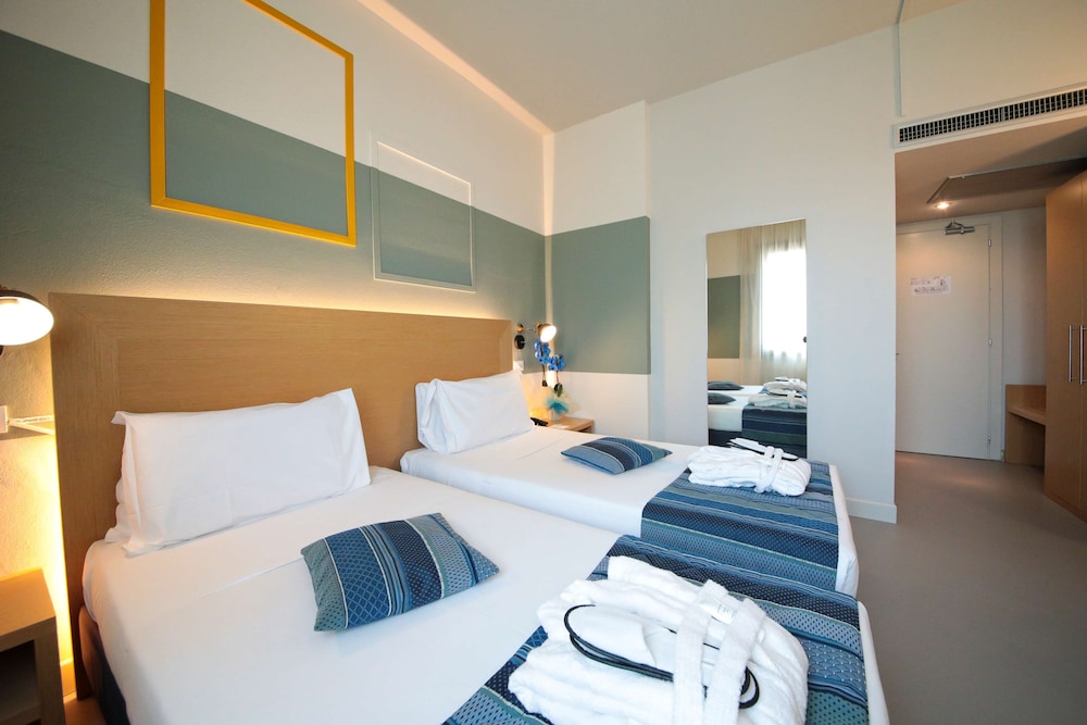 Standard Room, 1 Queen Bed (Twin bed on request) photo 3