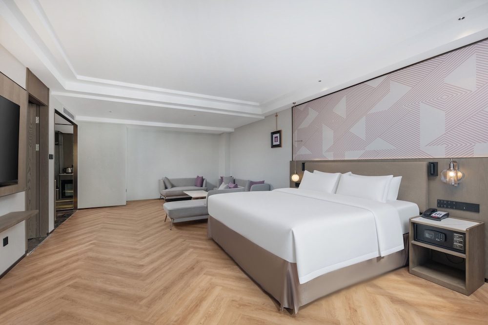 Superior Suite, 1 King Bed, Smoking, City View (Crown) photo 1