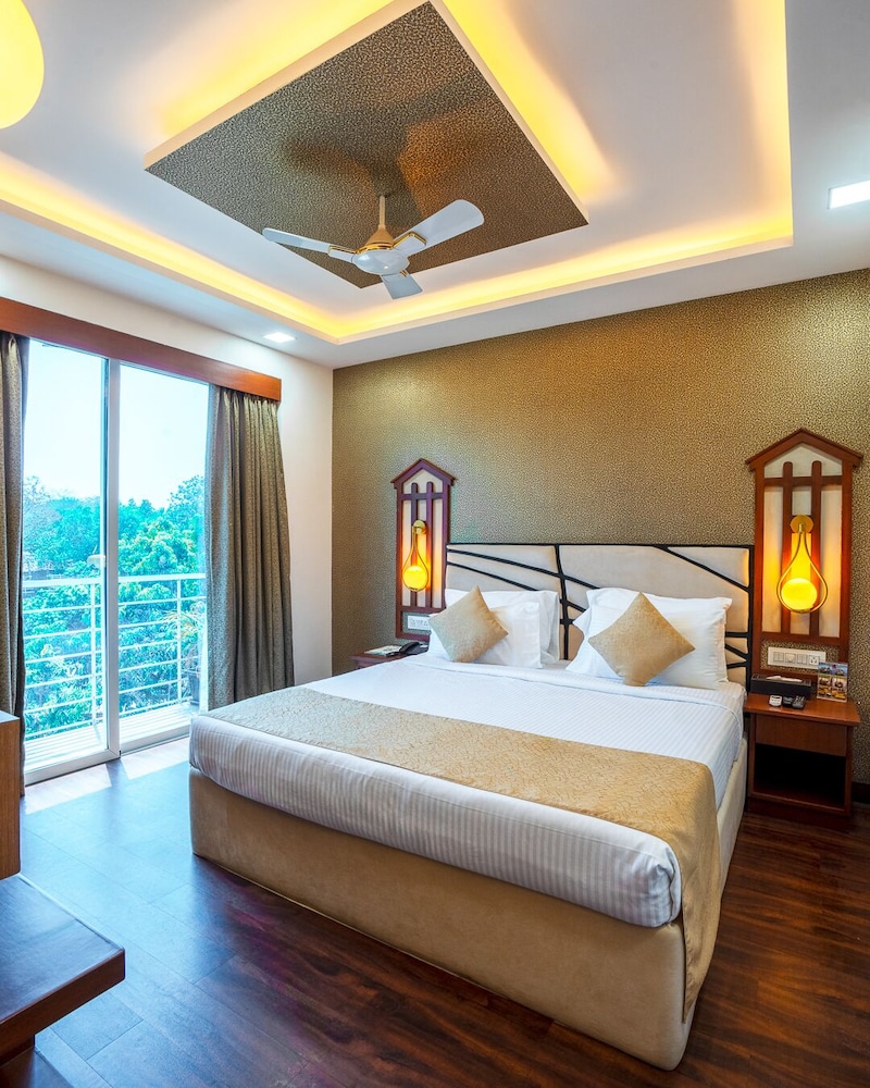 Deluxe Room, 1 King Bed, Balcony photo 1