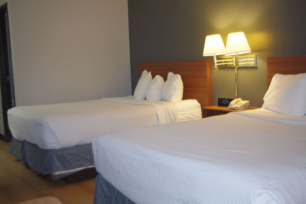 Standard Room, 2 Queen Beds, Non Smoking - Photo 8